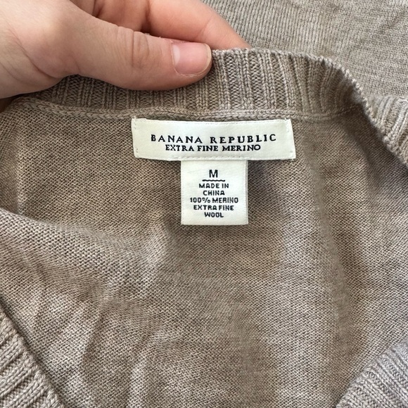 Banana Republic V-Neck Sweater in Pink and Tan Argyle - Picture 3 of 4